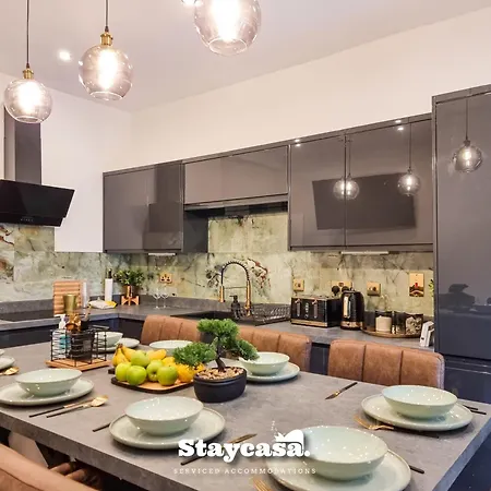 Spacious 5Br Home In Leafy Withington-3